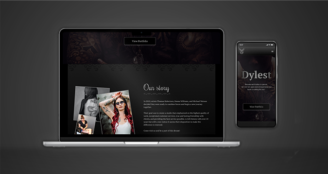 Um mockup de um notebook e um smartphone na página inicial do site de um estúdio de tatuagem.